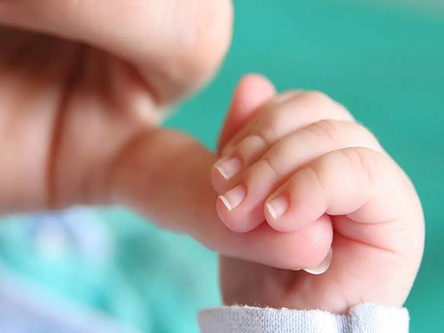 脚脱皮是什么原因缺乏什么维生素,孩子脱皮