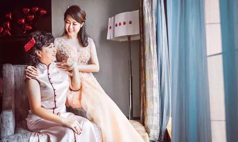 婚礼妈妈穿什么服装比较好看,婚礼上妈妈这样穿气场十足