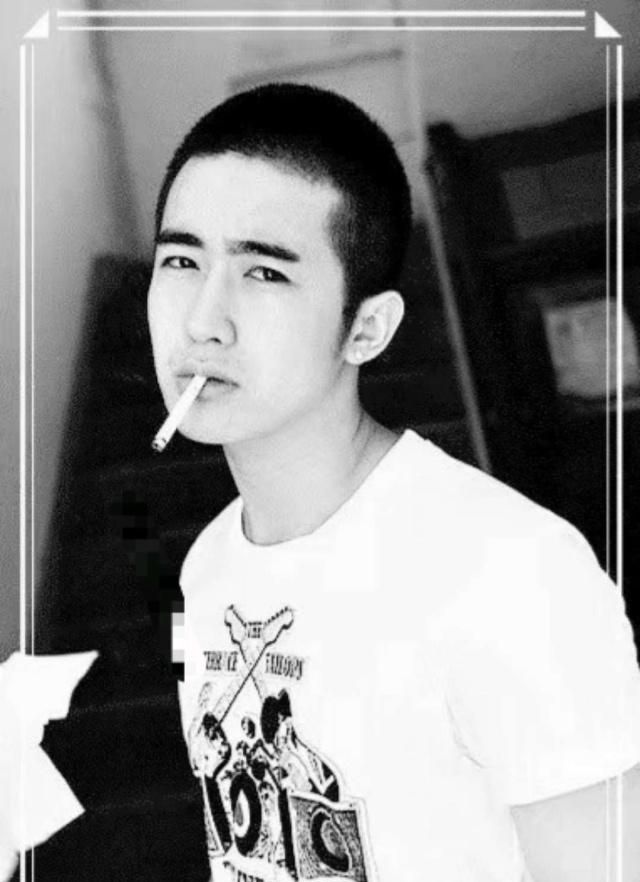 男生头发多还硬想留偏长的发型,男生头发往上翘适合什么样的发型