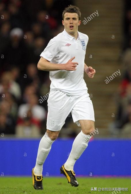 曾经风靡98世界杯的彩色pumaking,如今低调变身成贝莱林小黑鞋