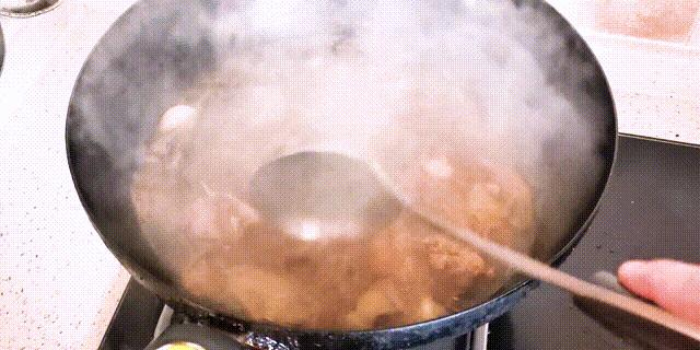 在家做一道香辣又美味的地锅鸡,在家做了一顿自己亲手做的红烧鸡