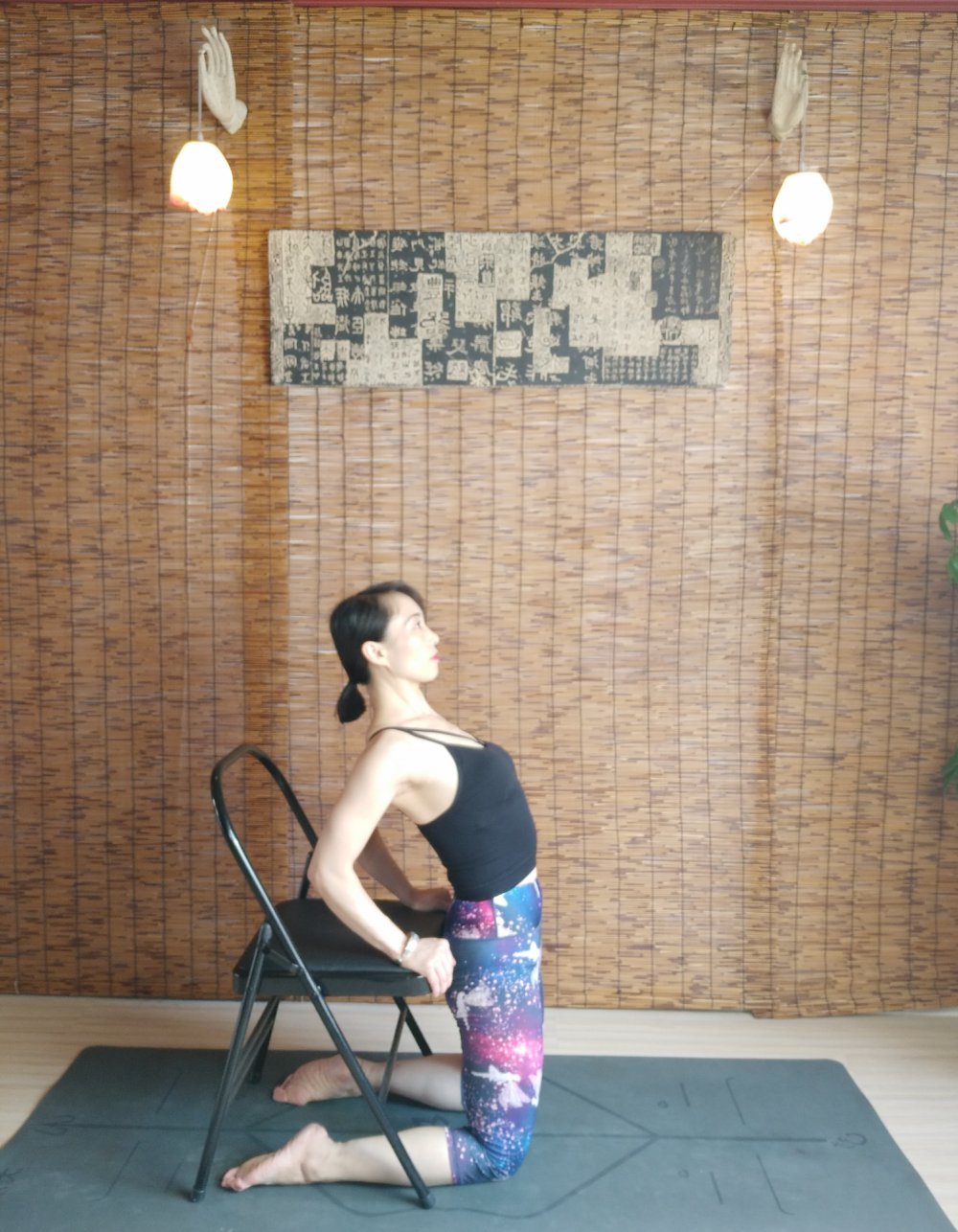 办公室放松肩颈的瑜伽动作,办公室瑜伽体式推荐