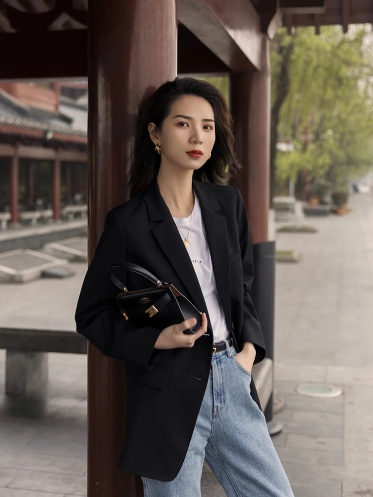 烫卷发今年流行哪种颜色,减龄显小的烫发是你最佳选择