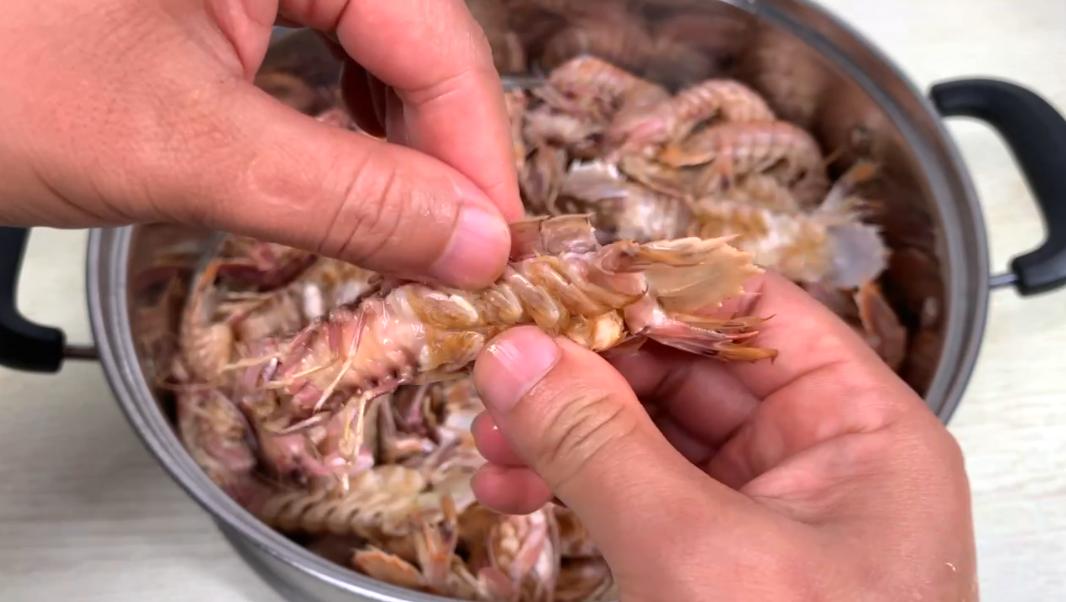海边人吃皮皮虾，找到这个“拉链”，壳一扯就脱，3秒剥好一个