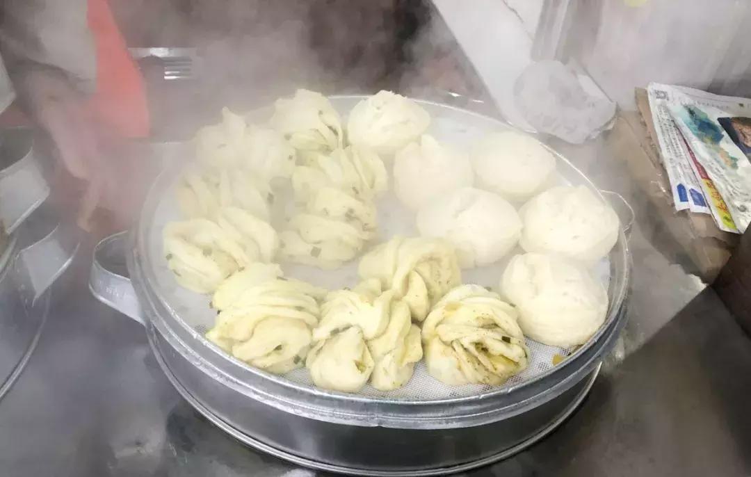 “老板儿，来十个包子，肉的哈~”都江堰人的早晨从这口油滋滋开始，这8家包子店，你最钟意哪家？