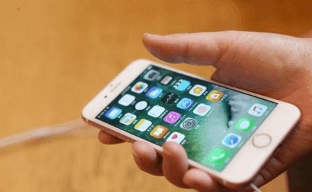 农民工捡到了一个手机,捡到苹果手机人家报警了还能用吗