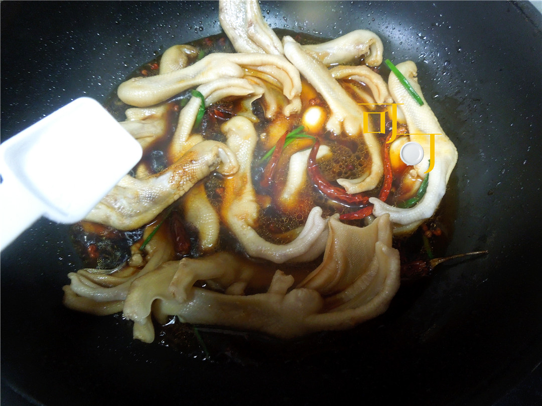 香辣爽口的鸭掌啃上一口停不下来,香辣卤鸭掌的做法