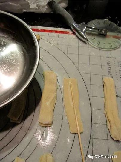 炸油条用脆皮油条粉还用放酵母吗,食用碱加酵母做油条怎么做