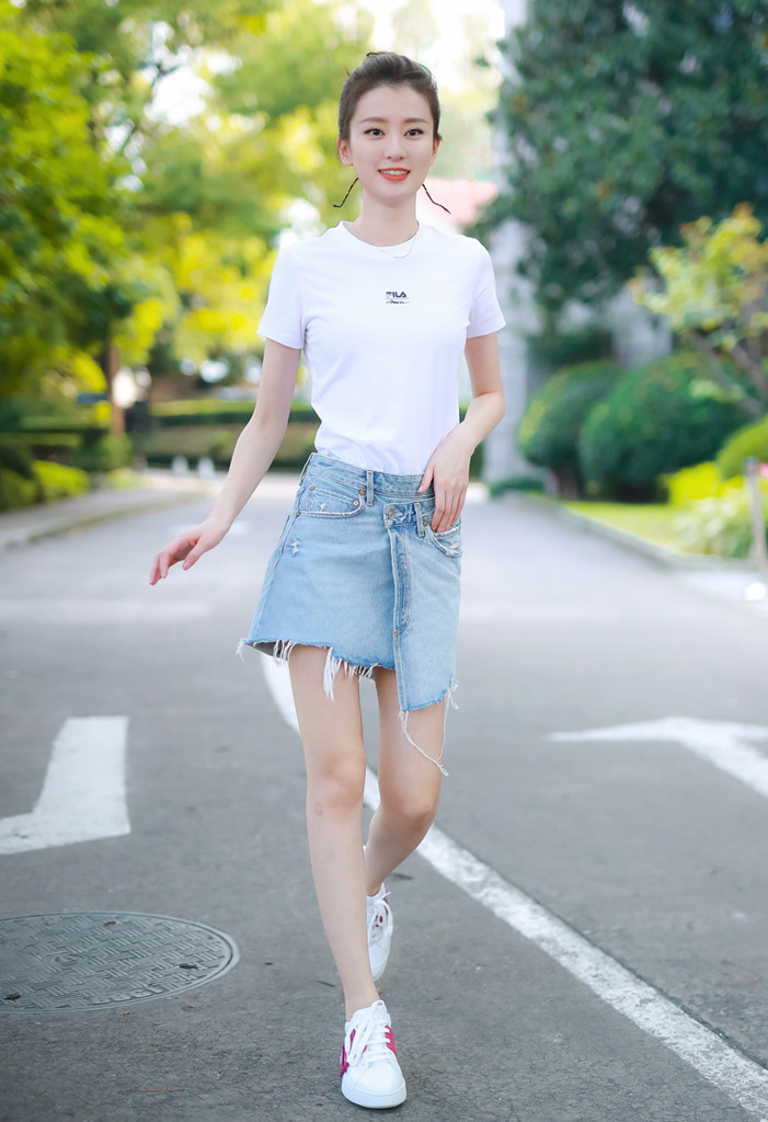 乔欣身穿紧身衣牛仔裤简约时尚,乔欣露脐t恤紧身牛仔裤穿搭