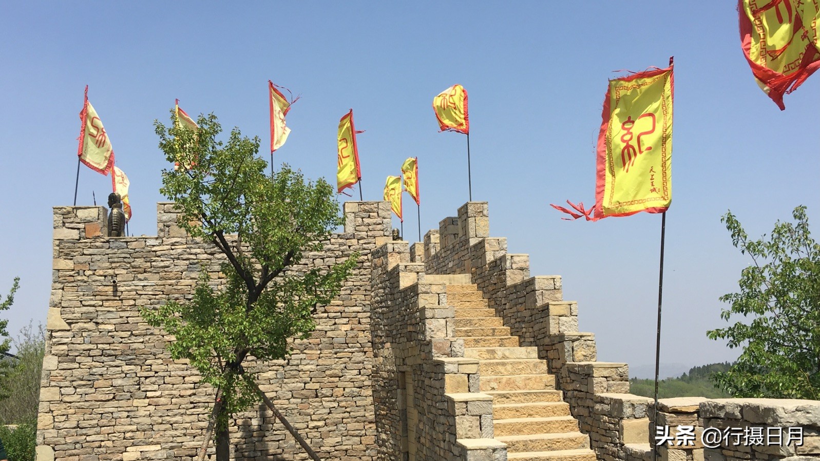 天上王城岩壁,神秘古国天上王城探秘2古墓解密