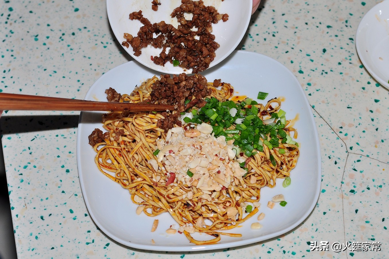 火哥川菜视频香辣型辣椒油,四川小吃宜宾燃面一根面