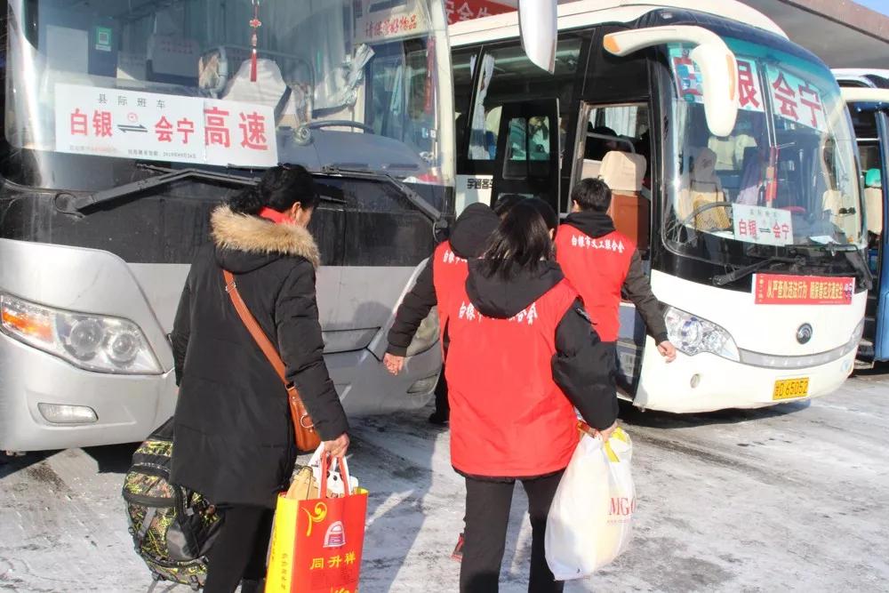 白银:爱心志愿者成为汽车站春运一道最亮风景线
