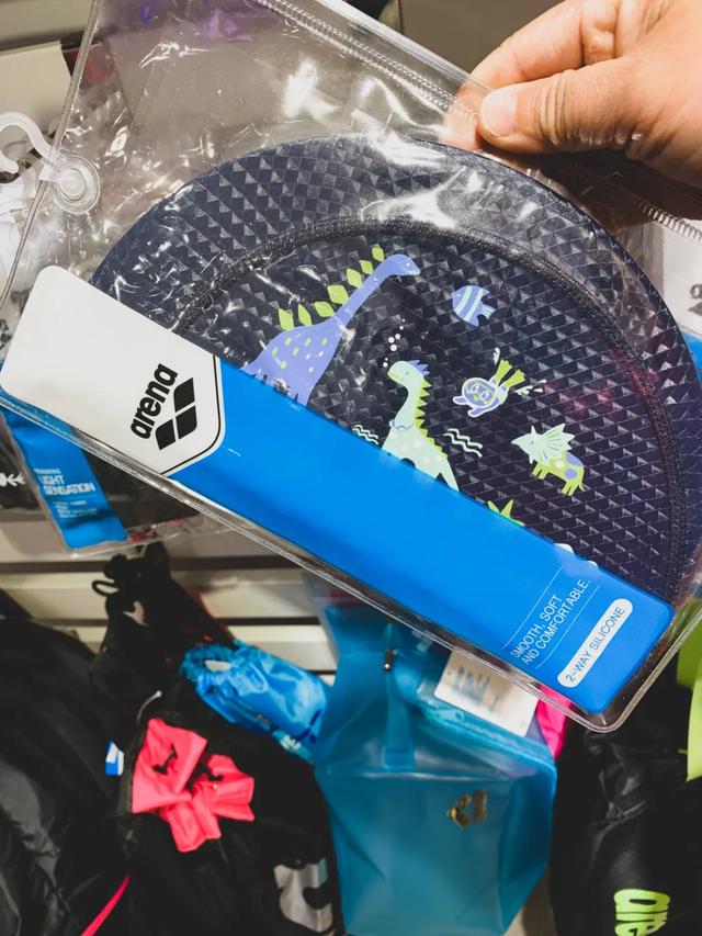 带娃游泳必须戴泳镜吗,儿童学游泳适合戴大框泳镜吗