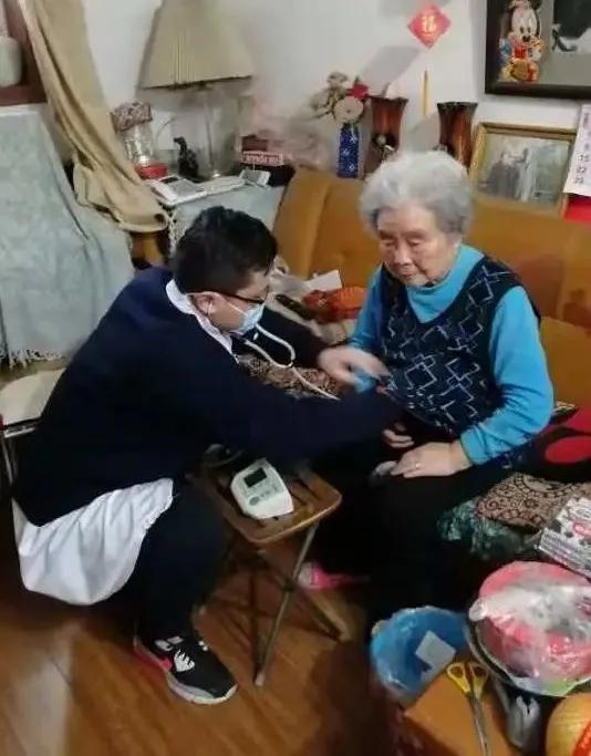 为民服务零距离主动上门解民忧,便民服务新举措暖心暖意解民忧