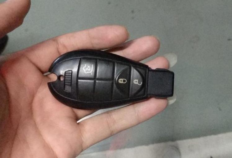 10年前60万买的5.7L大切诺基，如今8万还难卖，车钥匙更“朴素”