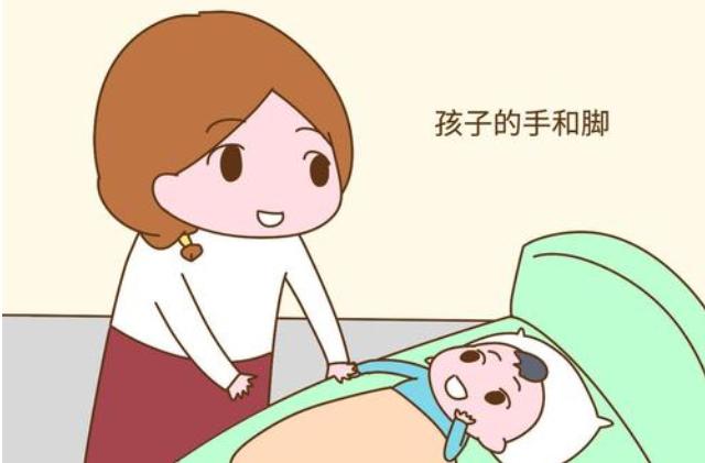 冬天宝宝手脚冰凉正常吗？可不仅衣服没穿暖，关键原因爸妈要知道