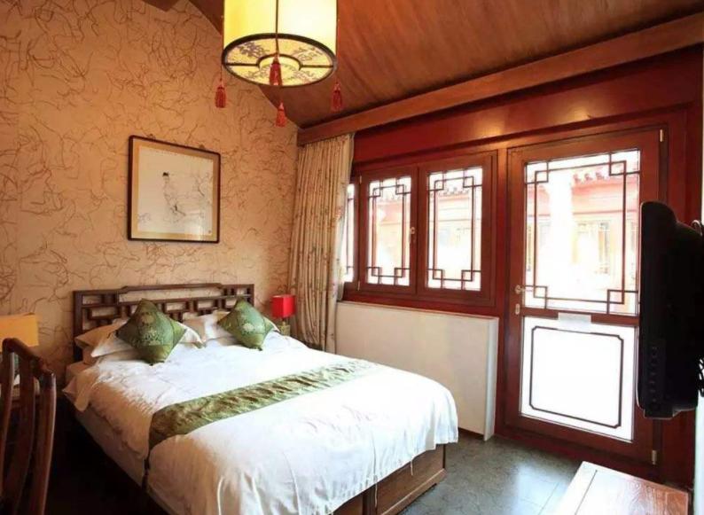 房门红木色好看还是灰色好看,卧室门用红木色好看吗