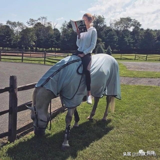 吉娘娘与刘雯一起走秀,刘雯吉娘娘同台