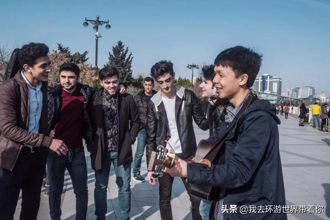 三个人一辆面包车环游世界,3个小伙开面包车