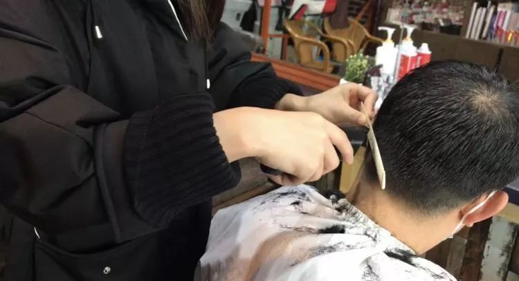 头发太长理发店不开门,头发太长去理发店找理发师剪头