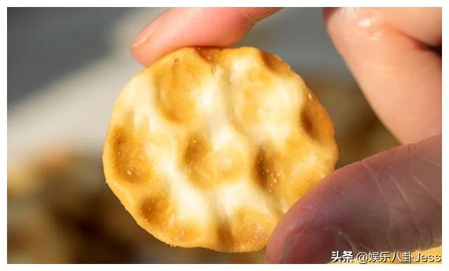 在李佳琦直播间买零食，是个划算的选择吗？