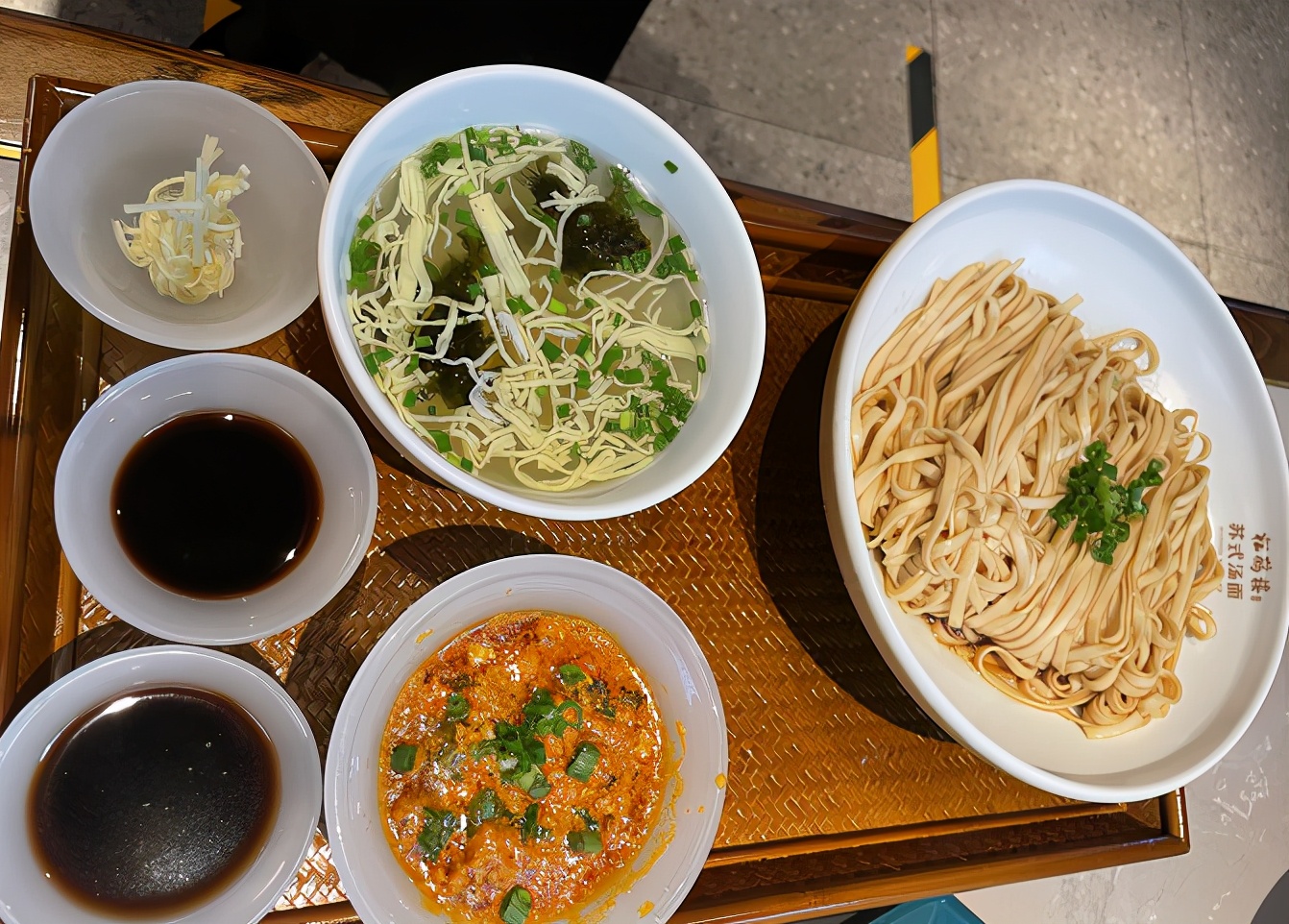 面馆免费吃面带动招牌面狂销300碗,人均100左右的上海面馆