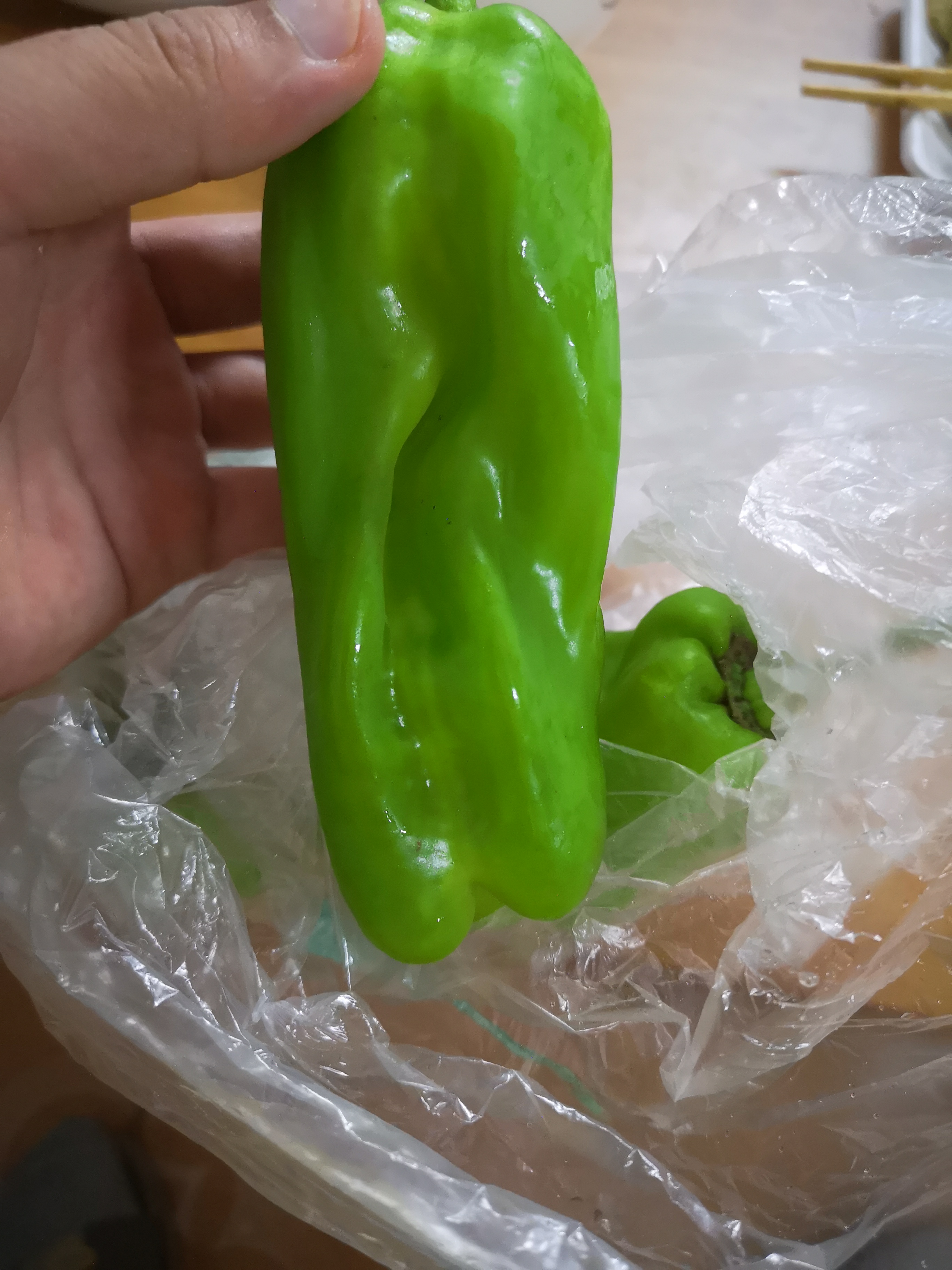 手被辣椒辣得火辣辣的怎么办,手被辣椒辣到用风油精有用吗