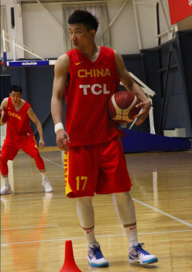 cba穿的李宁篮球鞋,李宁赞助cba都给点什么鞋