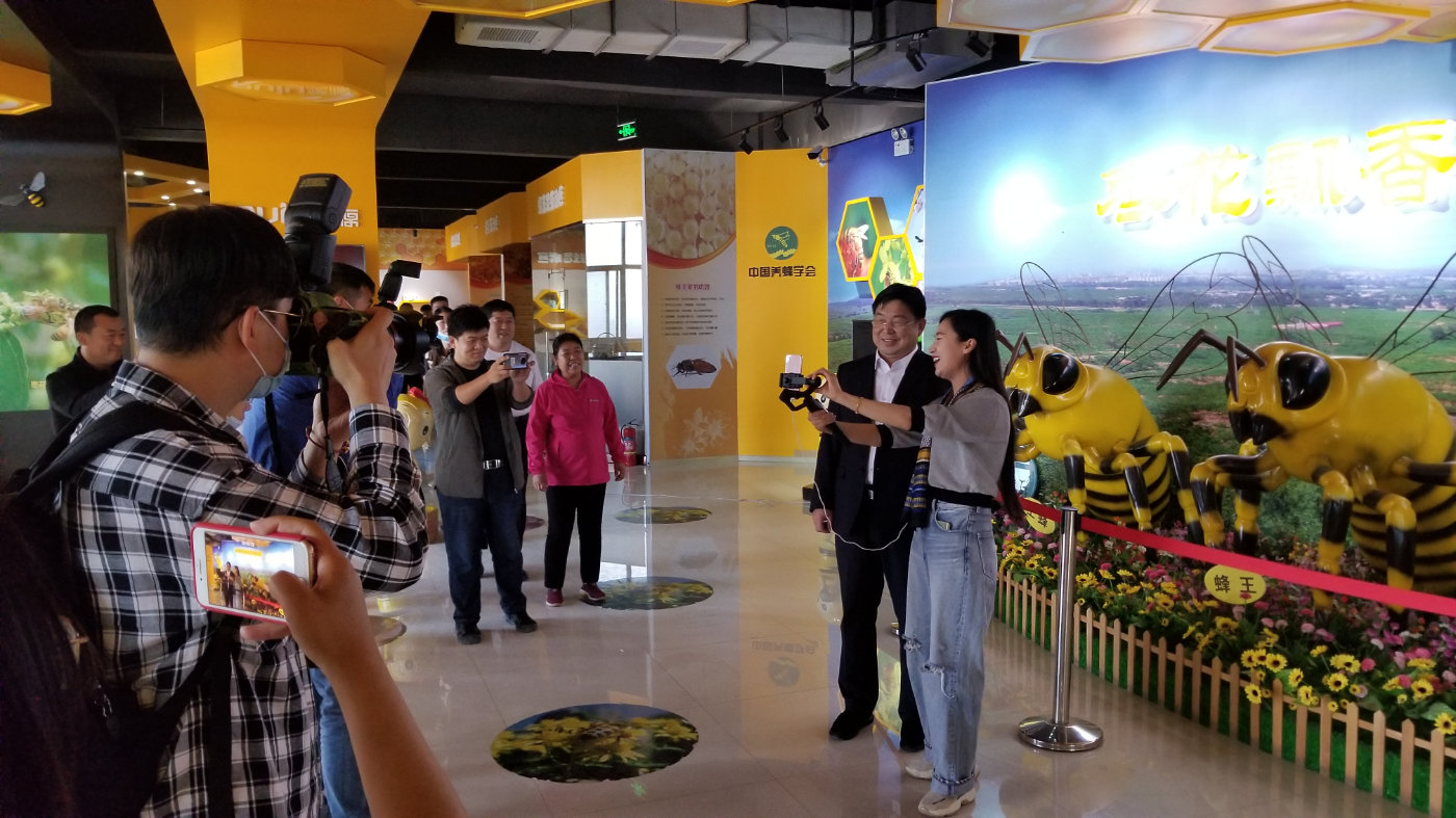 “助脱贫攻坚推冀商优品”网络直播启动！赞皇县委书记为农产品代言