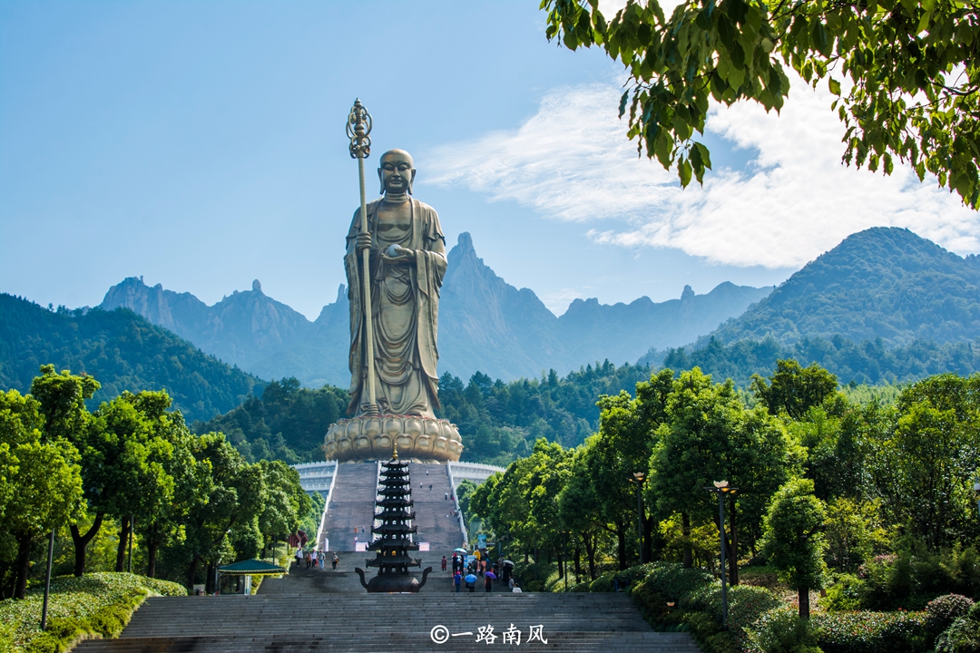 九华山是佛教圣地也是旅游景区,十大避暑名山之一安徽九华山