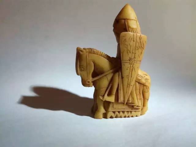 刘易斯西洋棋,刘易斯西洋棋英文