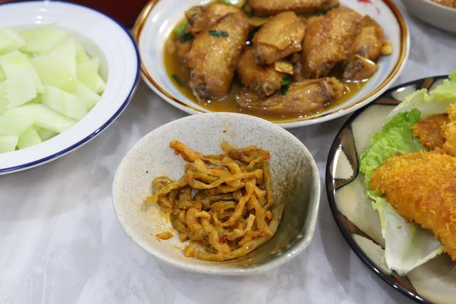 丰盛的午餐色香味俱全周末美食,天气热周日在家陪孩子吃美食