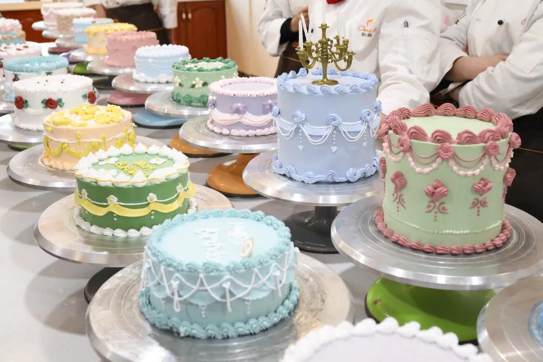 新手小白学做西点要去培训机构吗,想学西点该去什么店里学