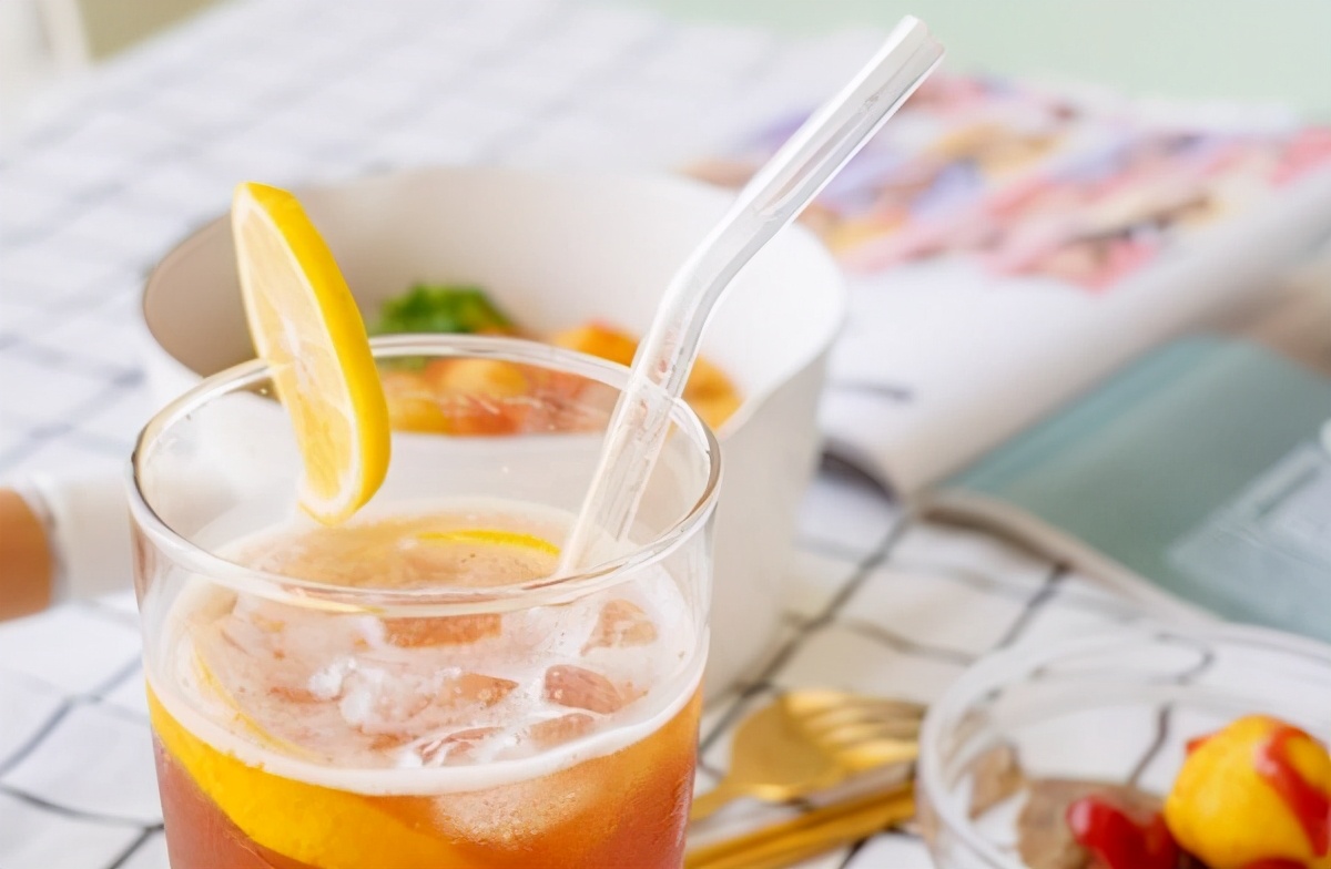 山东“大葱花椒柠檬茶”，葱当吸管喝，下面是花椒，网友：绝了