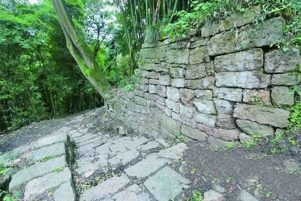 贵州用镰刀剃头的原始部落,偷南瓜是在哪里