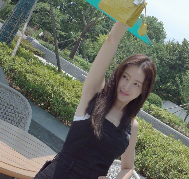 果然胯宽也烦恼,张天爱难得穿一次背带裤,却穿成紧身裤的感觉