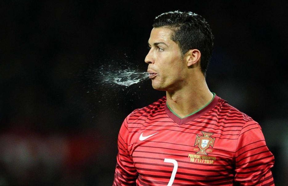 足球运动员的假性喝水,足球运动员假喝水