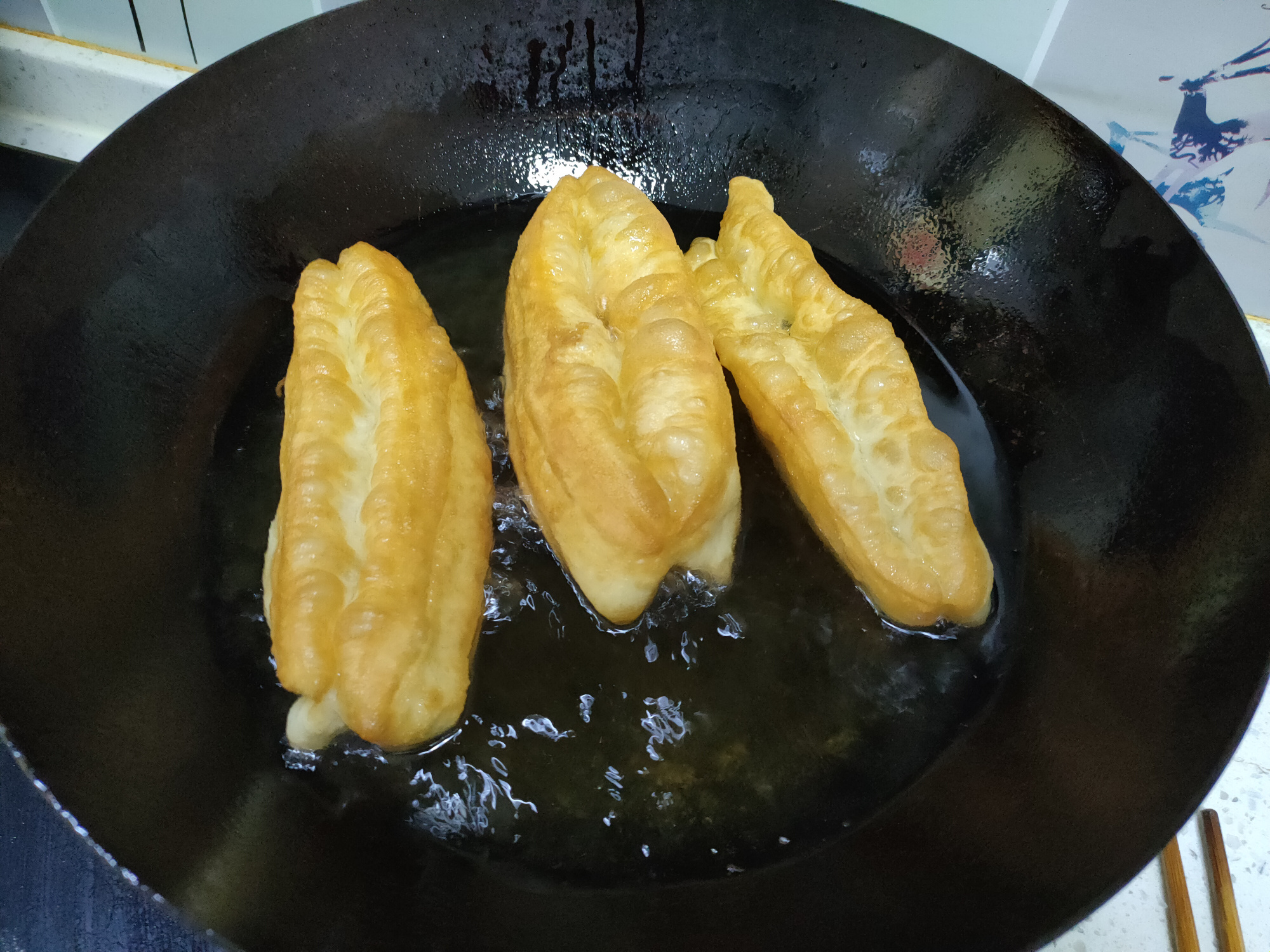 炸油条的技巧和配方酥脆,如何快速炸油条又脆又蓬松