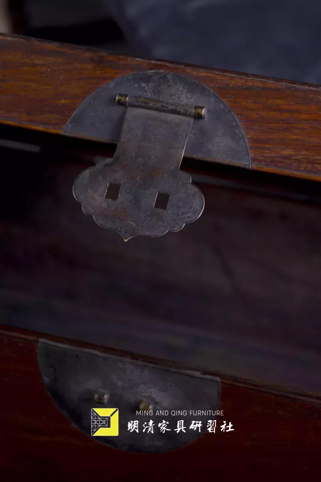 明清家具展厅灯光设计,明清家具铜蝙蝠配饰