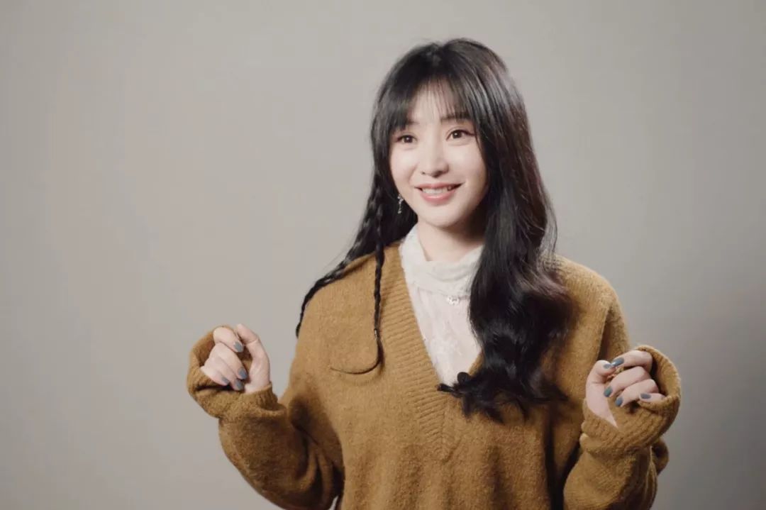 一个低胸性感女王，私底下想活得更严肃和朴素