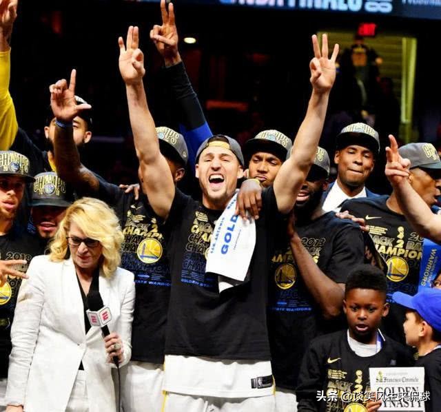 扎心了！克莱带女友回家，宠物狗一脸嫌弃，网友神评论：一家三口