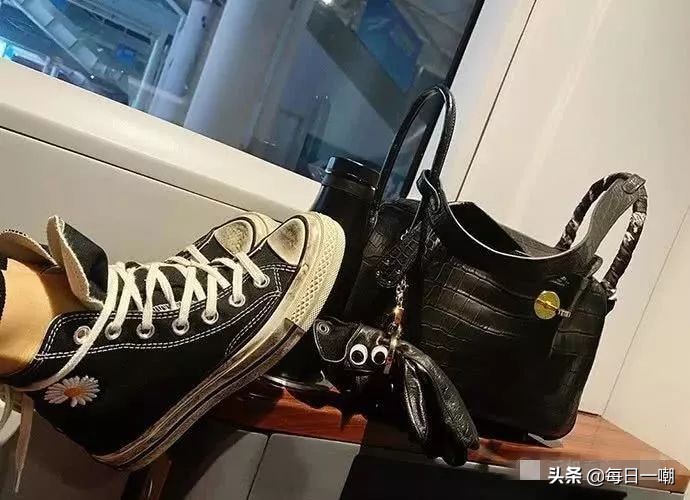 王子文高铁脚踩小桌,王子文道歉脚踩高铁桌板