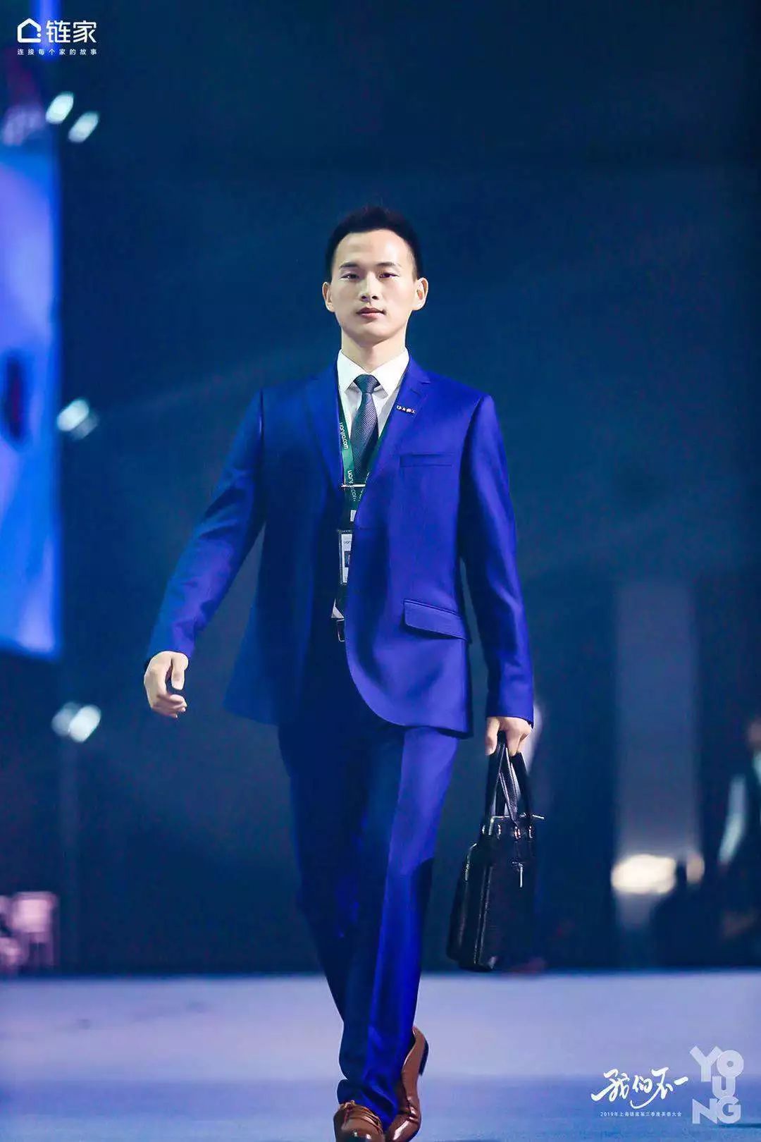 工作场合变身,链家经纪人职业装蝴蝶结