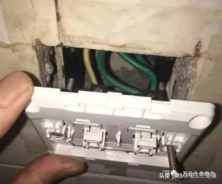 墙壁插座固定的盒子坏了怎么办,墙壁插座螺丝坏后修复方法