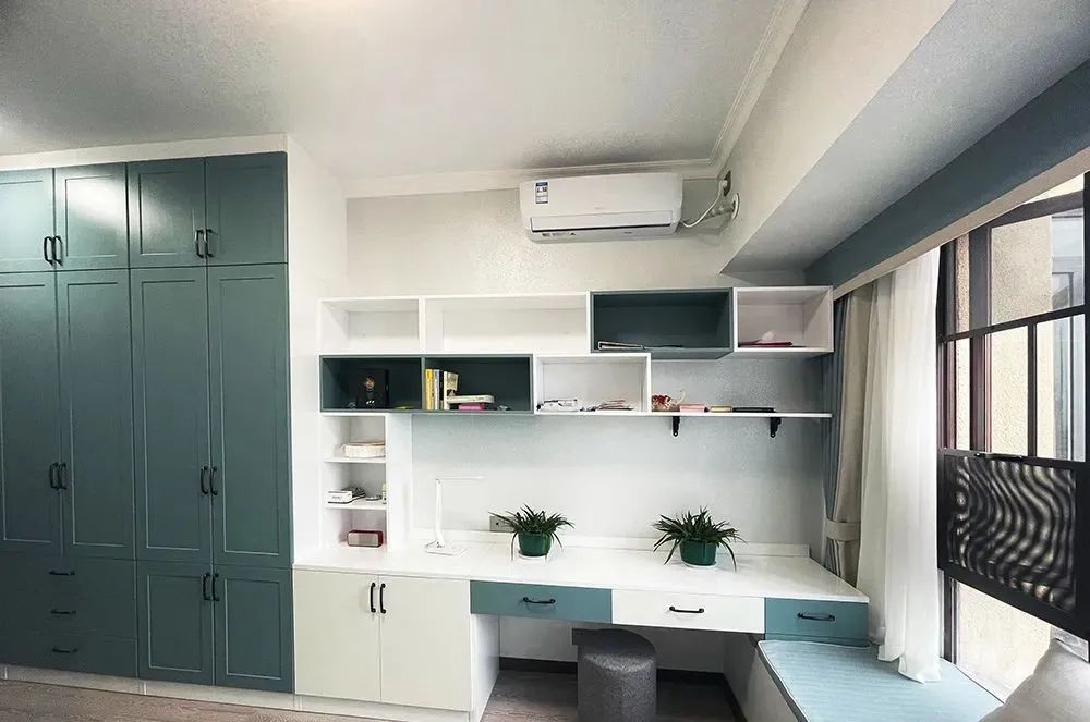 阳台改成小卧室凸出来的,阳台改成衣帽间和办公区