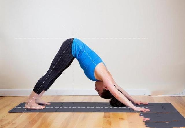 瑜伽入门动作下犬式的慢动作分解,瑜伽单腿下犬式怎么做到不翻胯