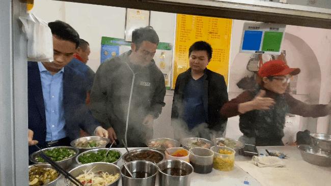 带海鲜池的餐厅,海鲜汤粉北海