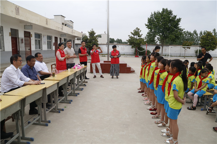 六一儿童节献爱心慰问活动,关爱困境儿童六一慰问暖童心