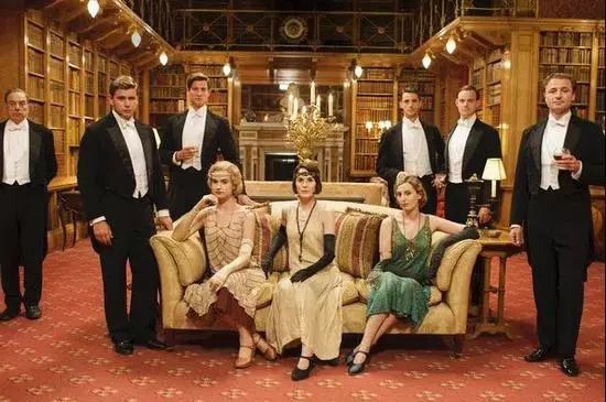 鞋柜必备这4双小白鞋百搭又时髦,复古英伦风玛丽珍鞋怎么搭配