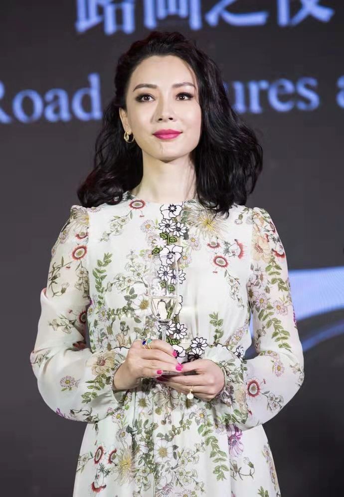 陈数最近高级感穿搭,陈数气质吊带衫薄纱披肩惊艳